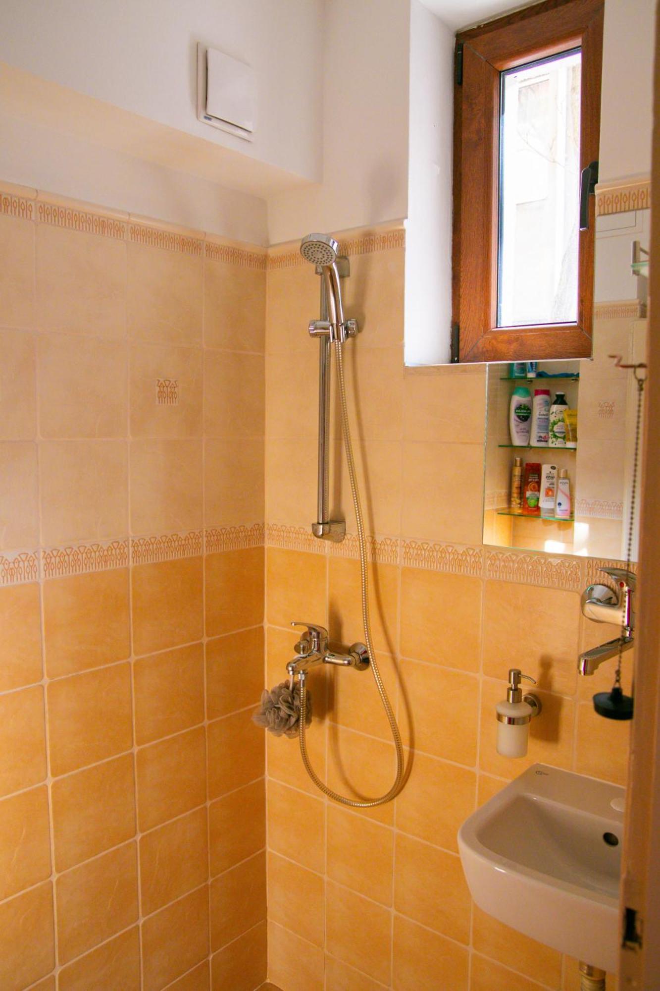 Spacious 1 Bed Flat Near Vitosha Blvd Sofia Esterno foto
